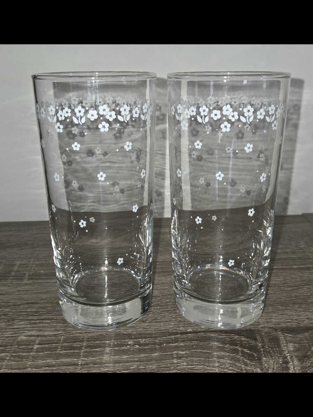 Set of 2 Unmarked Drinking Glasses featuring a Daisy Floral Pattern 12 fl oz.